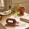 Cascadhe · bathroom-vanity-ambient Brosse Cascadhe en ambiance salle de bain travertin avec plante pothos