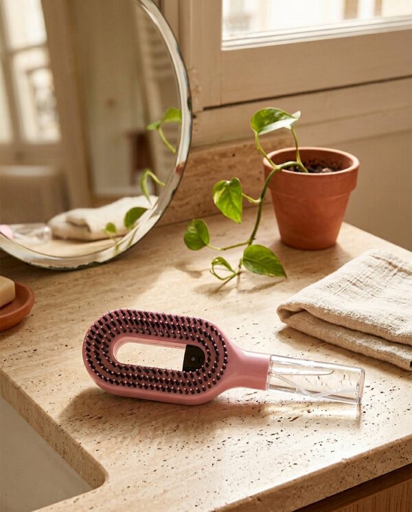 Cascadhe · bathroom-vanity-ambient Brosse Cascadhe en ambiance salle de bain travertin avec plante pothos