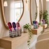 Cascadhe display salon — Présentoir bois éditorial Brosses Cascadhe rose, magenta et violet présentées en salon dans un panier sur étagère bois flottante