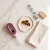 Cascadhe · flatlay-marble-routine Brosse Cascadhe en flat lay sur marbre avec accessoires beaute minimalistes