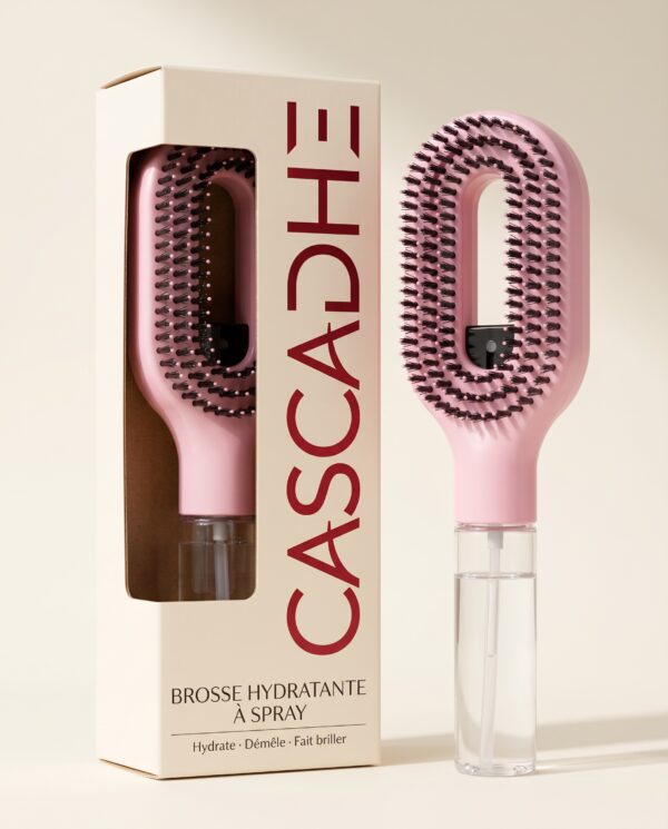 Cascadhe · hero-packshot-cream Brosse hydratante Cascadhe avec packaging cream et logo cardinal red, vue trois quarts